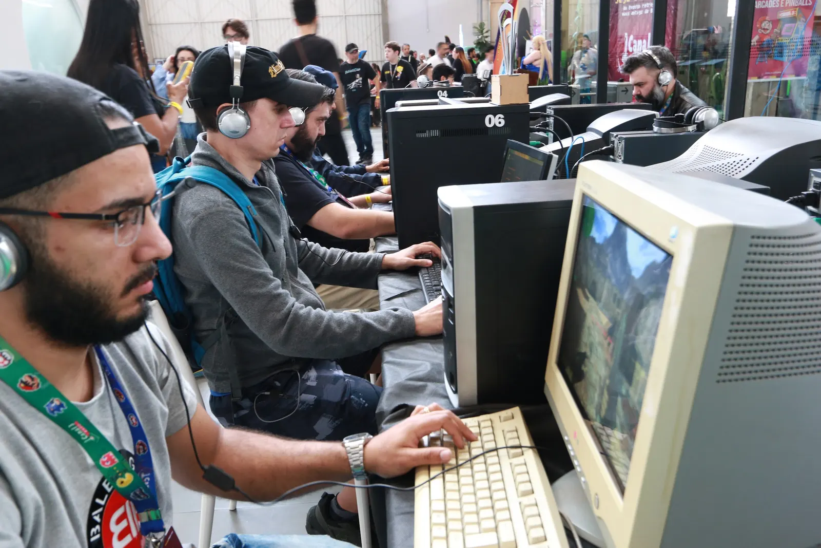 Jogadores em competição nos computadores da LAN House