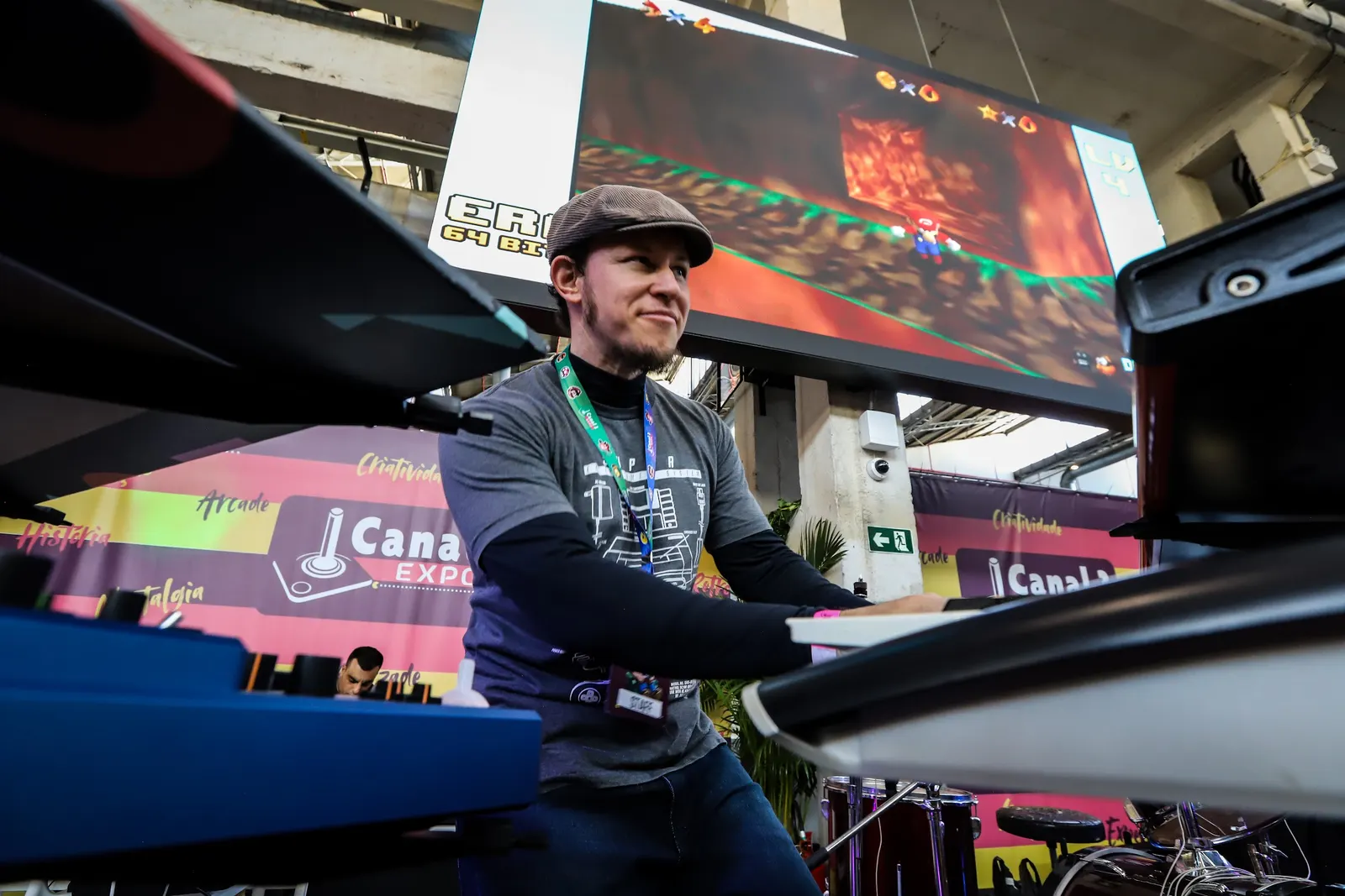 Visitante jogando no arcade de corrida