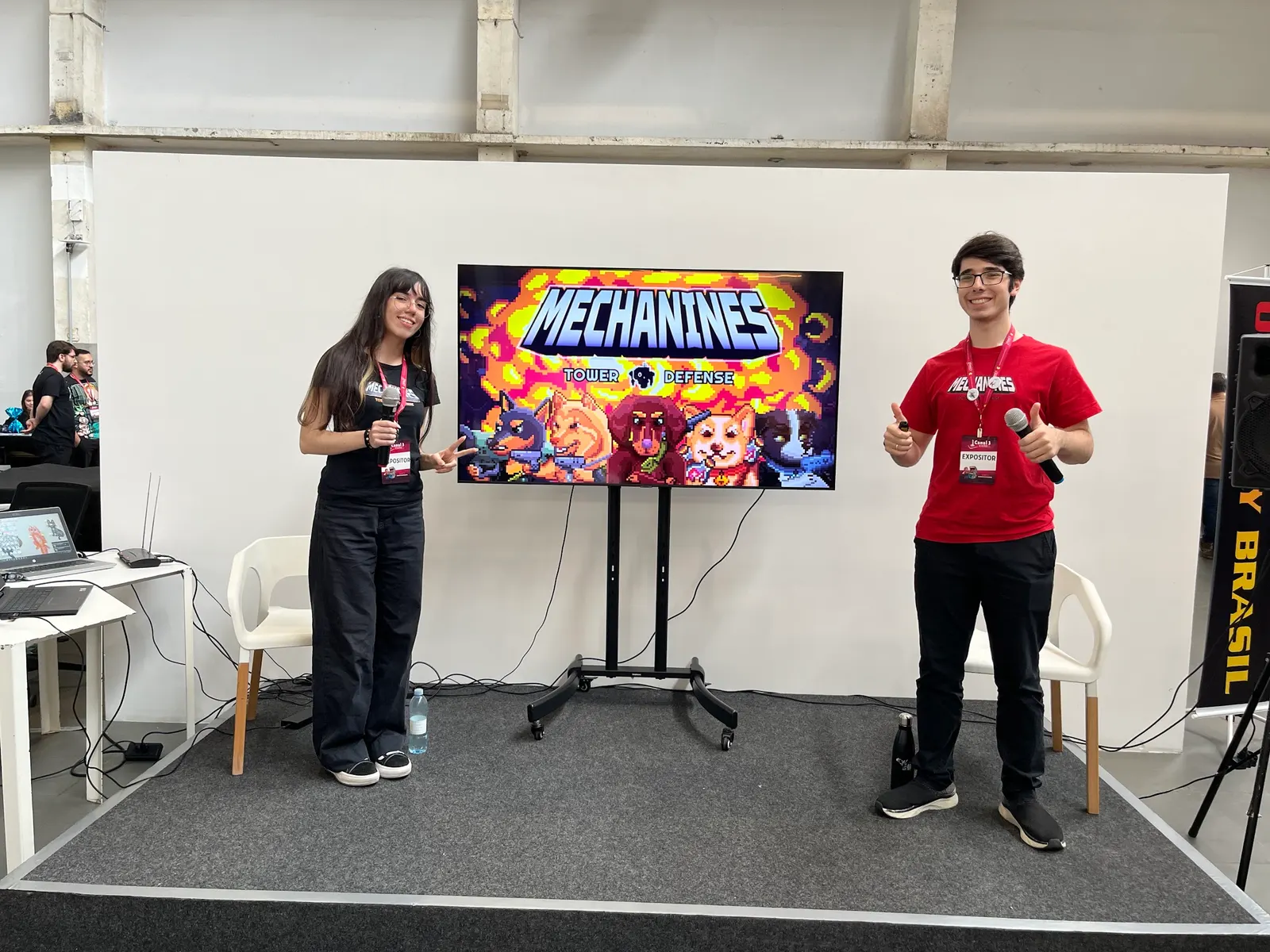 Desenvolvedores apresentando jogo no Palco Dev