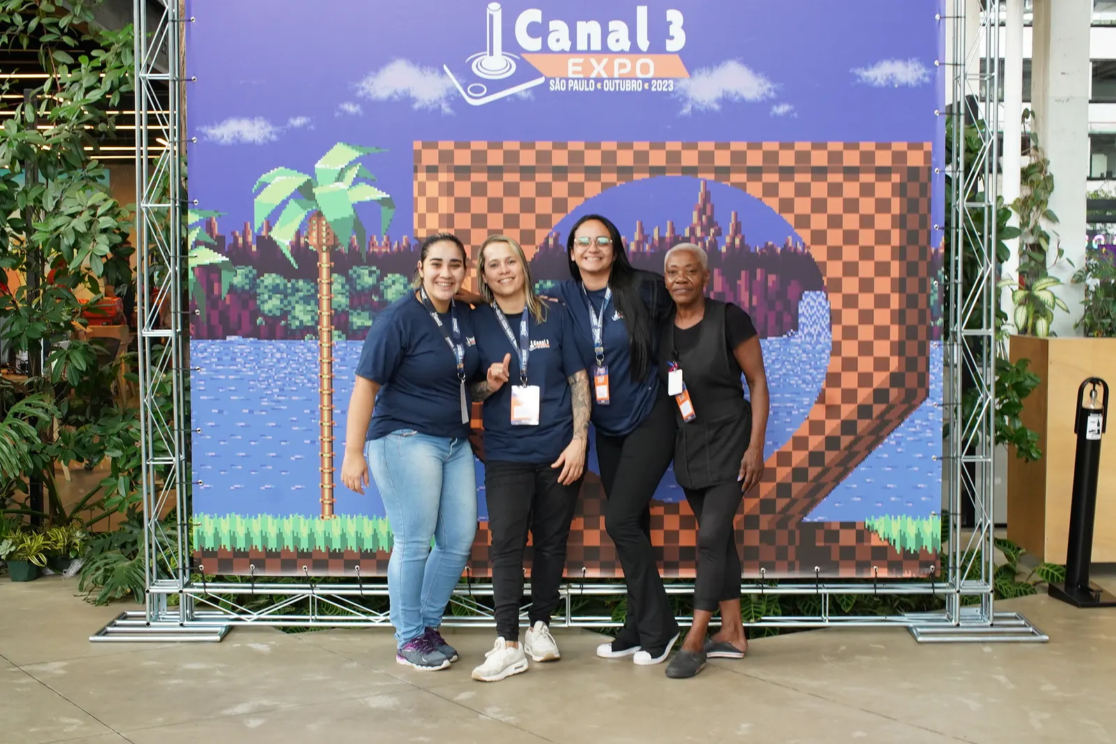 Equipe em frente ao painel do evento, edição 2023