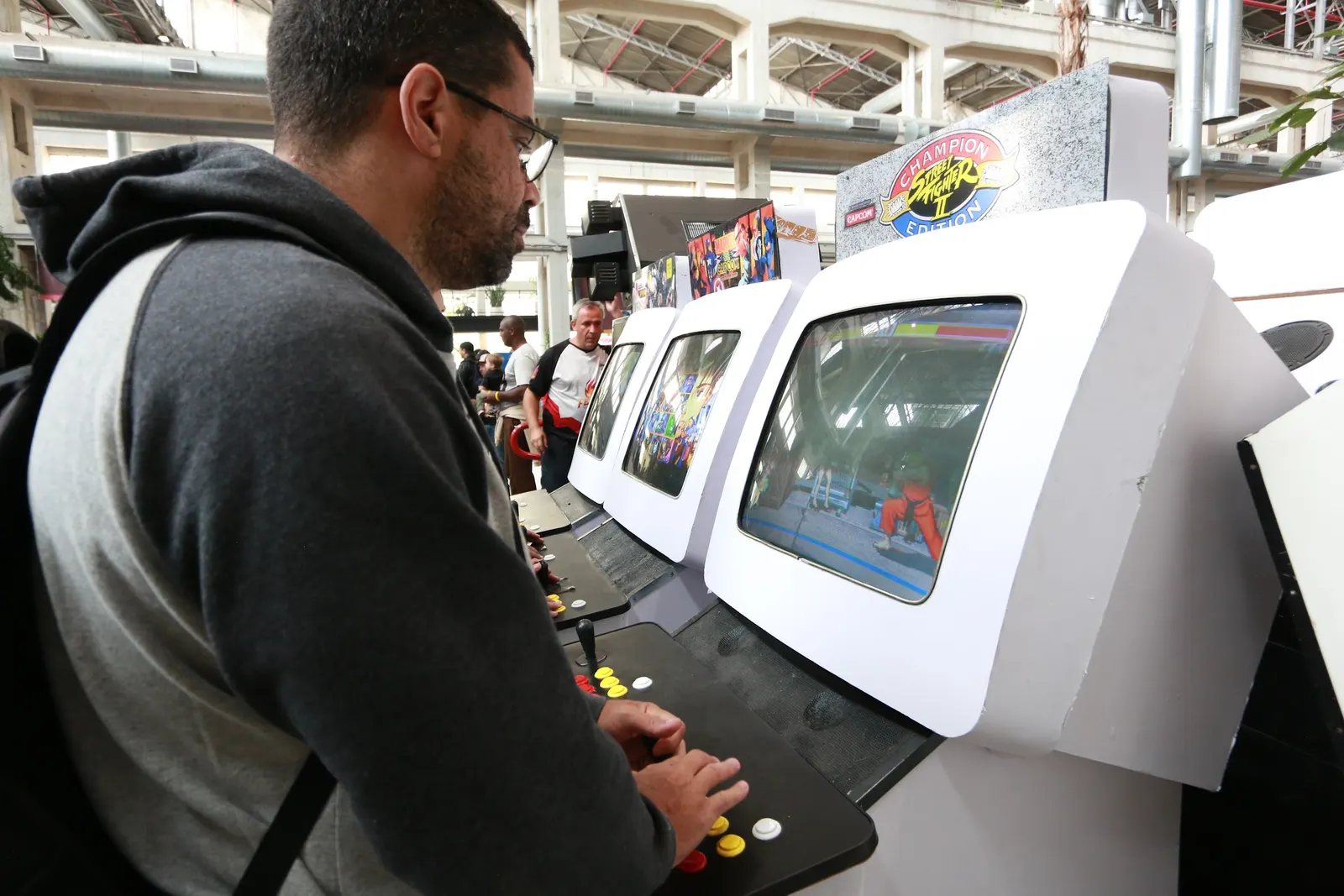 Visitante jogando na exposição de consoles