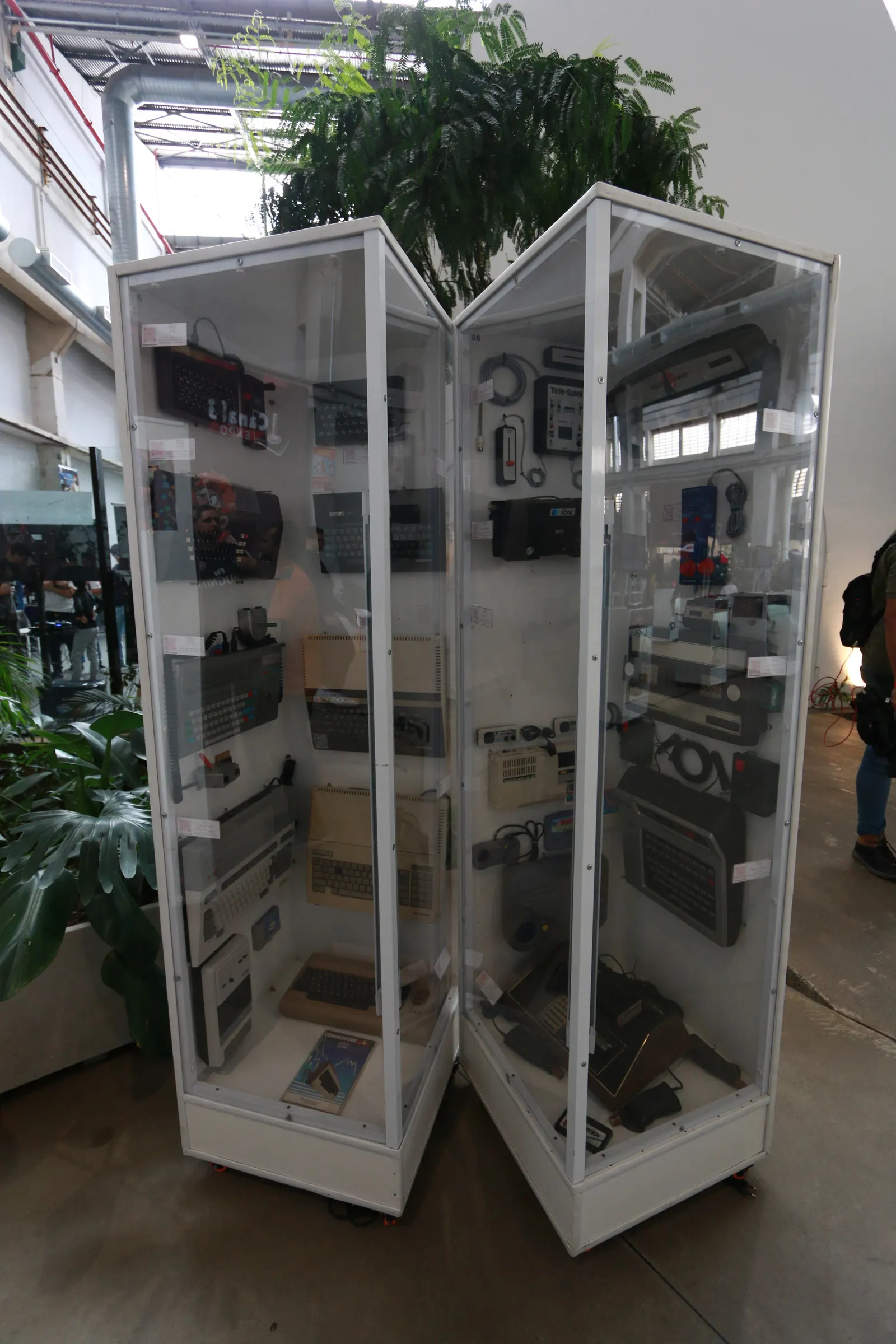 Vitrine com videogames históricos na exposição
