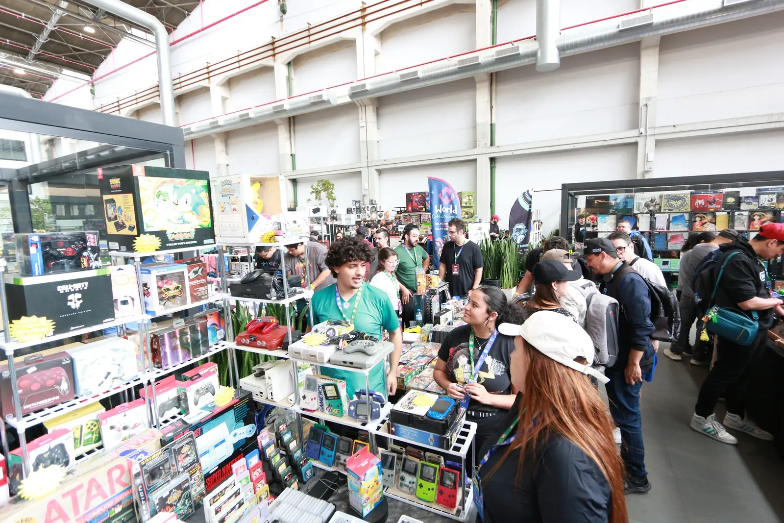 Vista da feira com estandes e visitantes