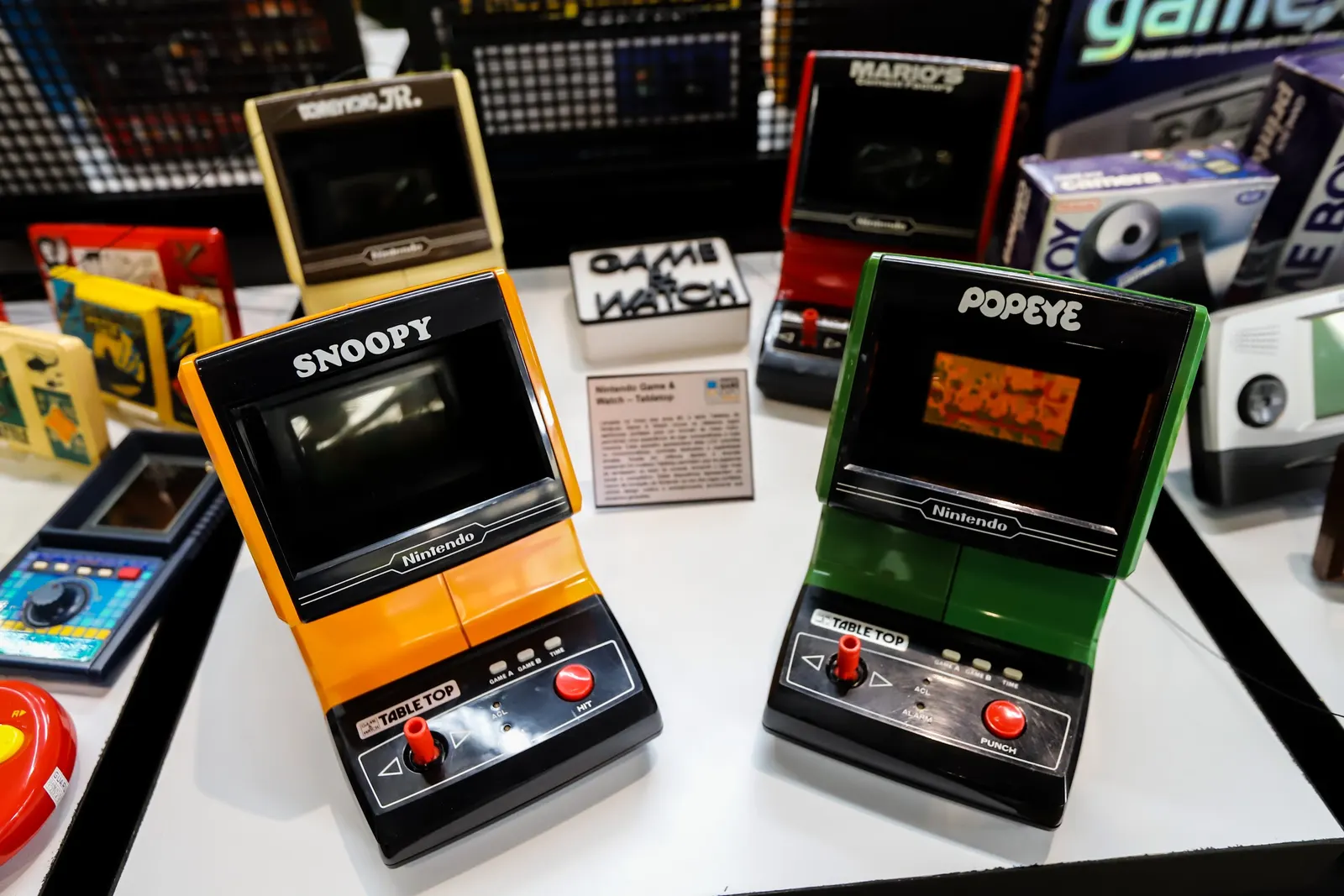 Portáteis Game & Watch expostos em um estande