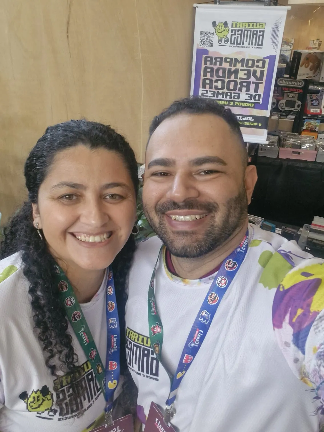 Italo e Josiane, lojistas da Guiart Games, em um evento