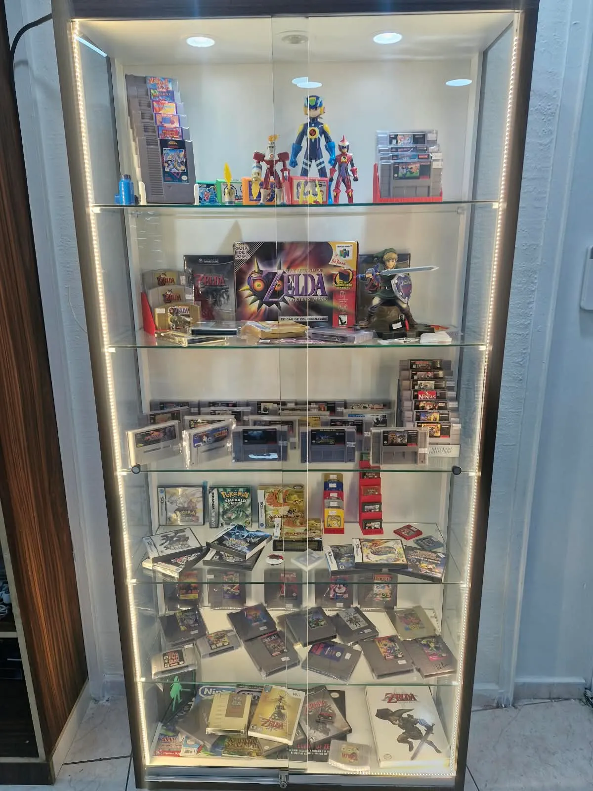 Vitrine da Guiart Games com jogos e bonecos colecionáveis