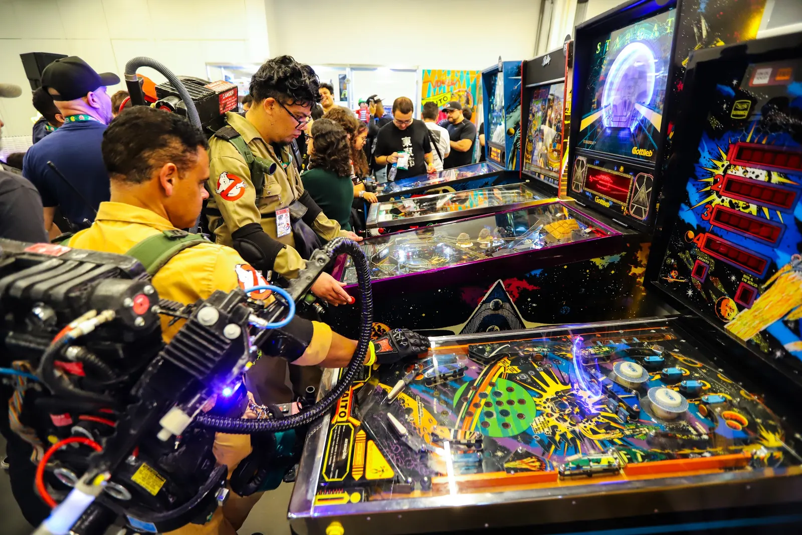 Jogadores no pinball durante competição