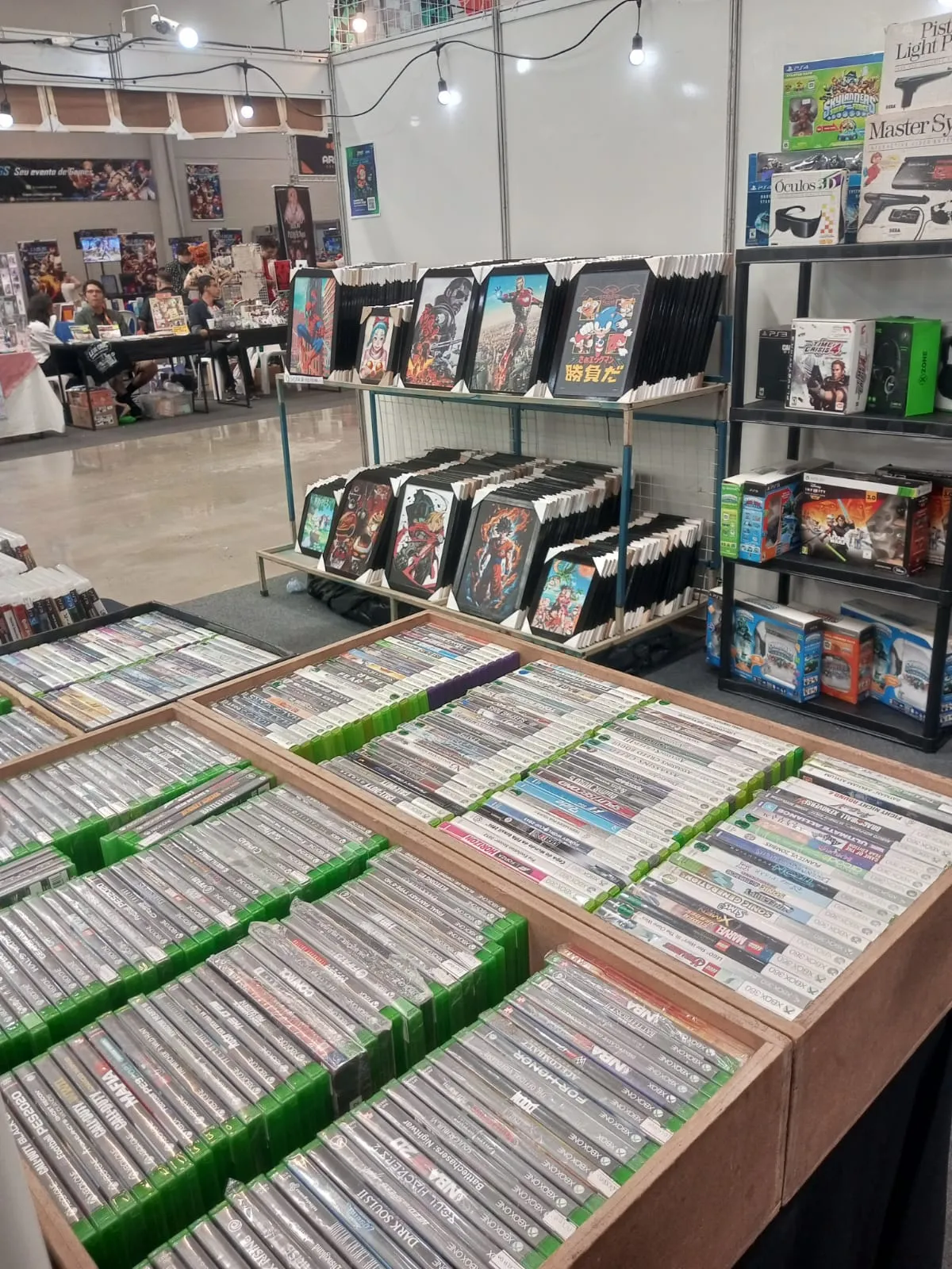 Caixas de jogos organizadas e quadros coloridos no estande da House of Games