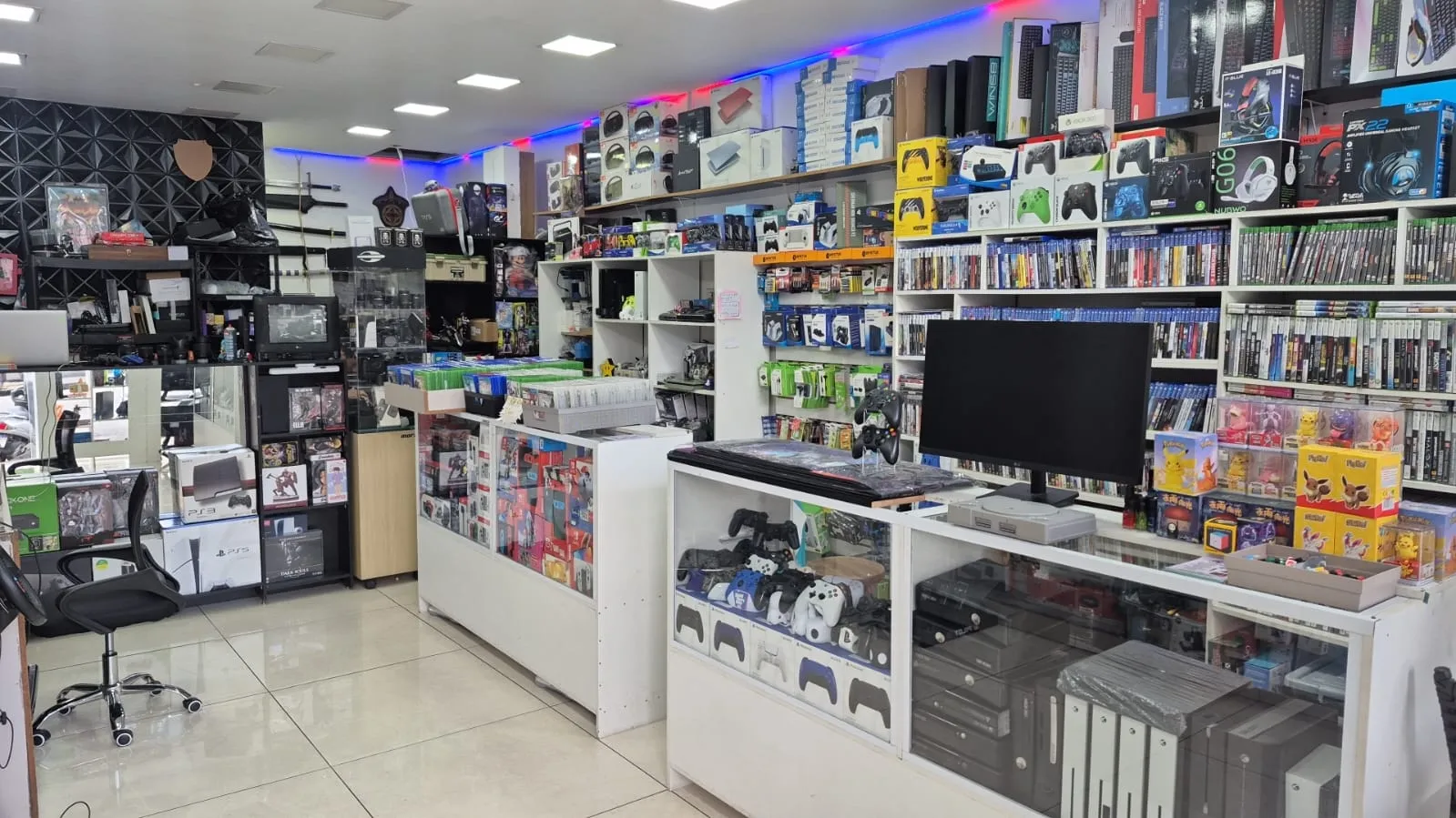 Interior da Natan Games, com estantes de jogos, controles e acessórios