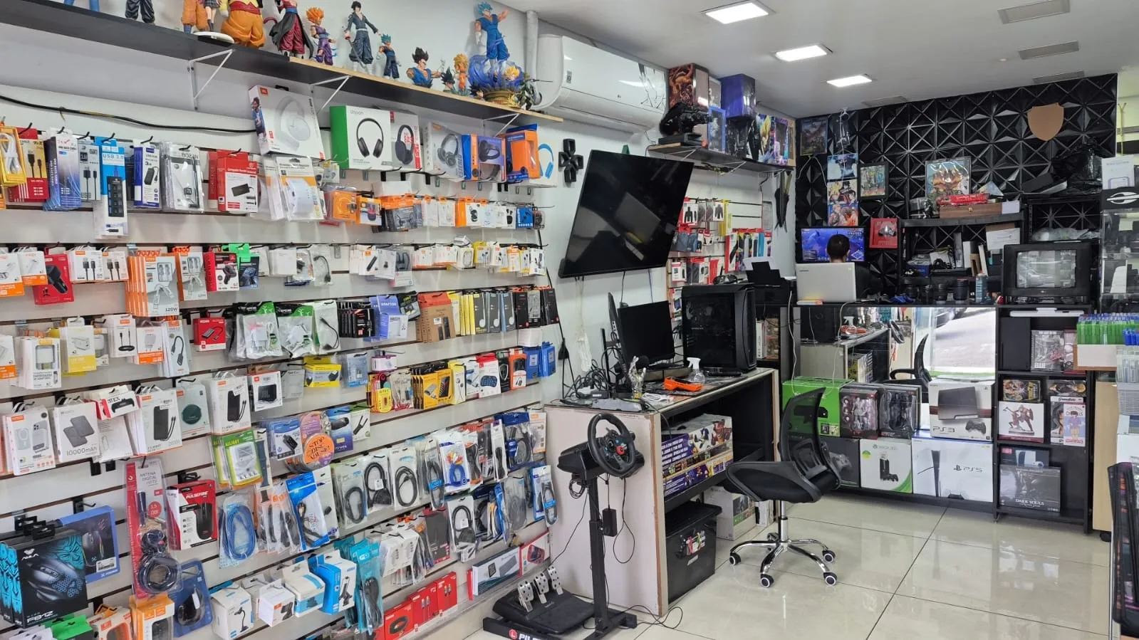 Parede de acessórios e prateleira de action figures na Natan Games