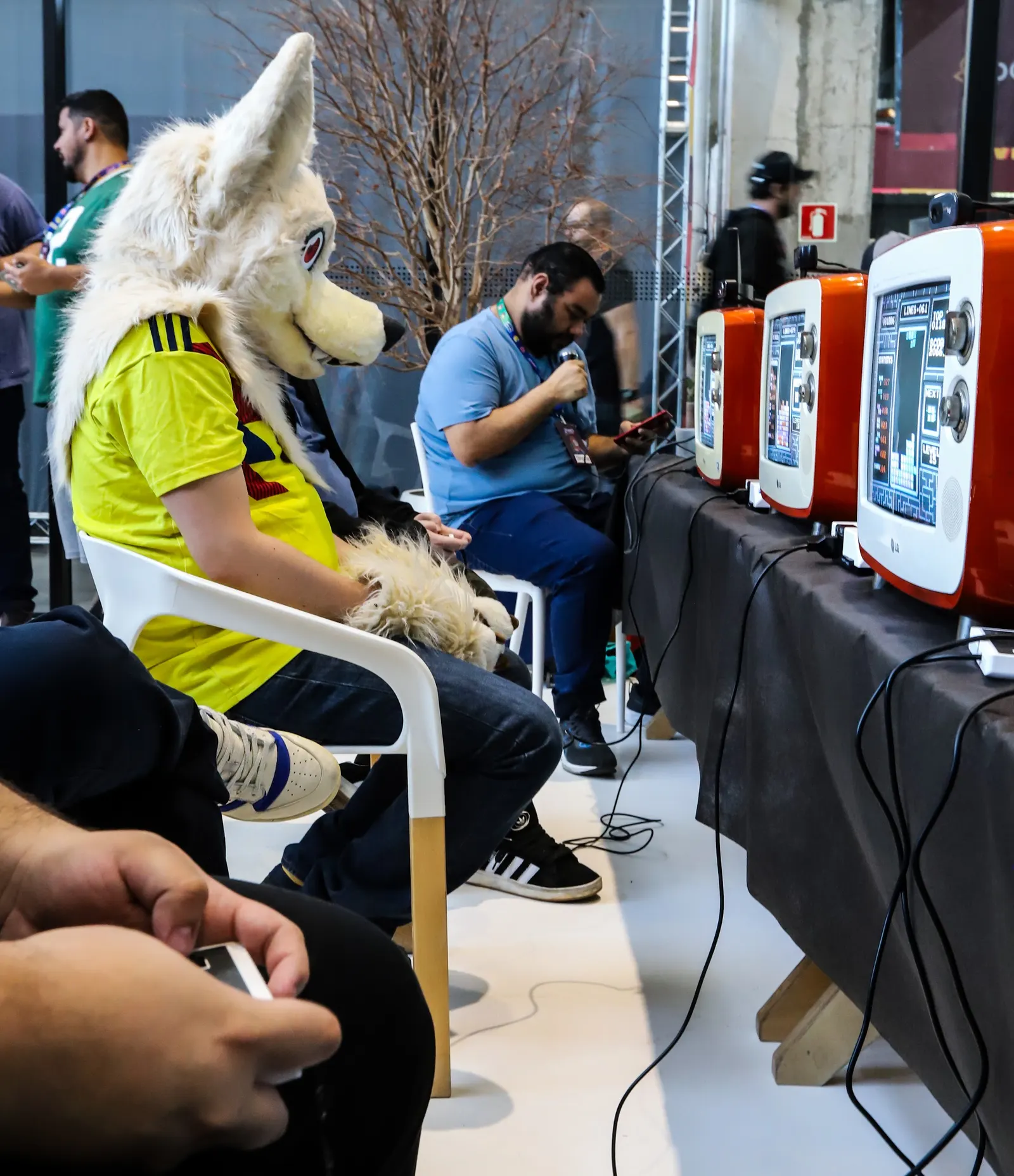 Jogador em console clássico na área de free play