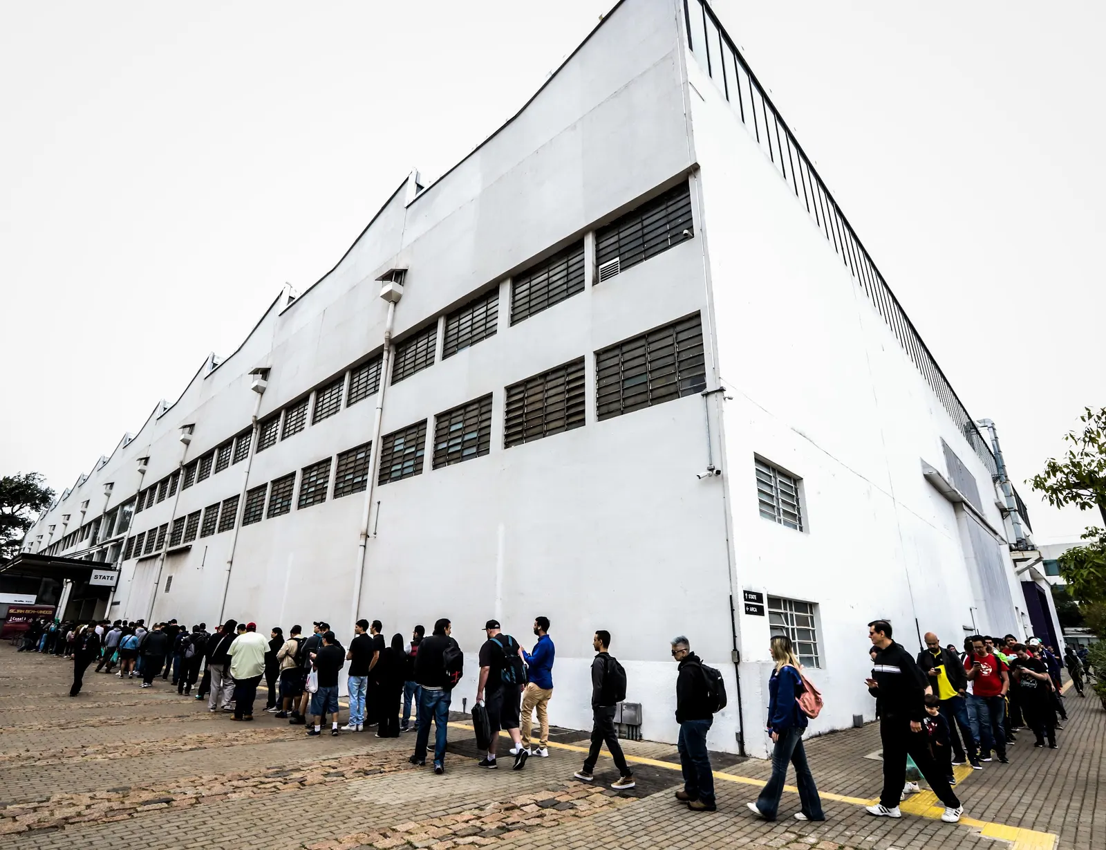 Fachada do STATE Innovation Center com fila de visitantes