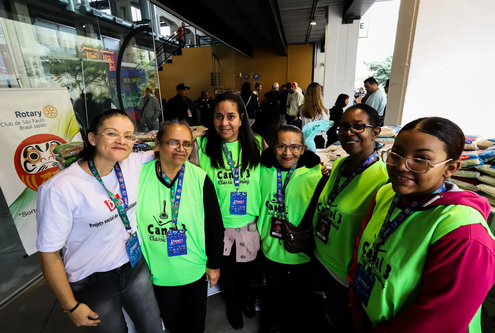 Equipe de voluntários com coletes verdes