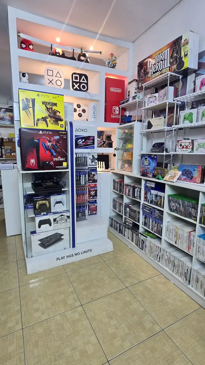 Prateleiras de jogos e consoles na loja Zakoldgamers
