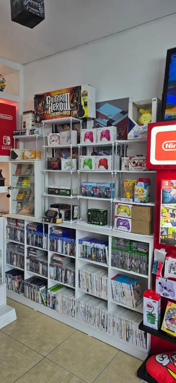 Vitrine de videogames na loja Zakoldgamers