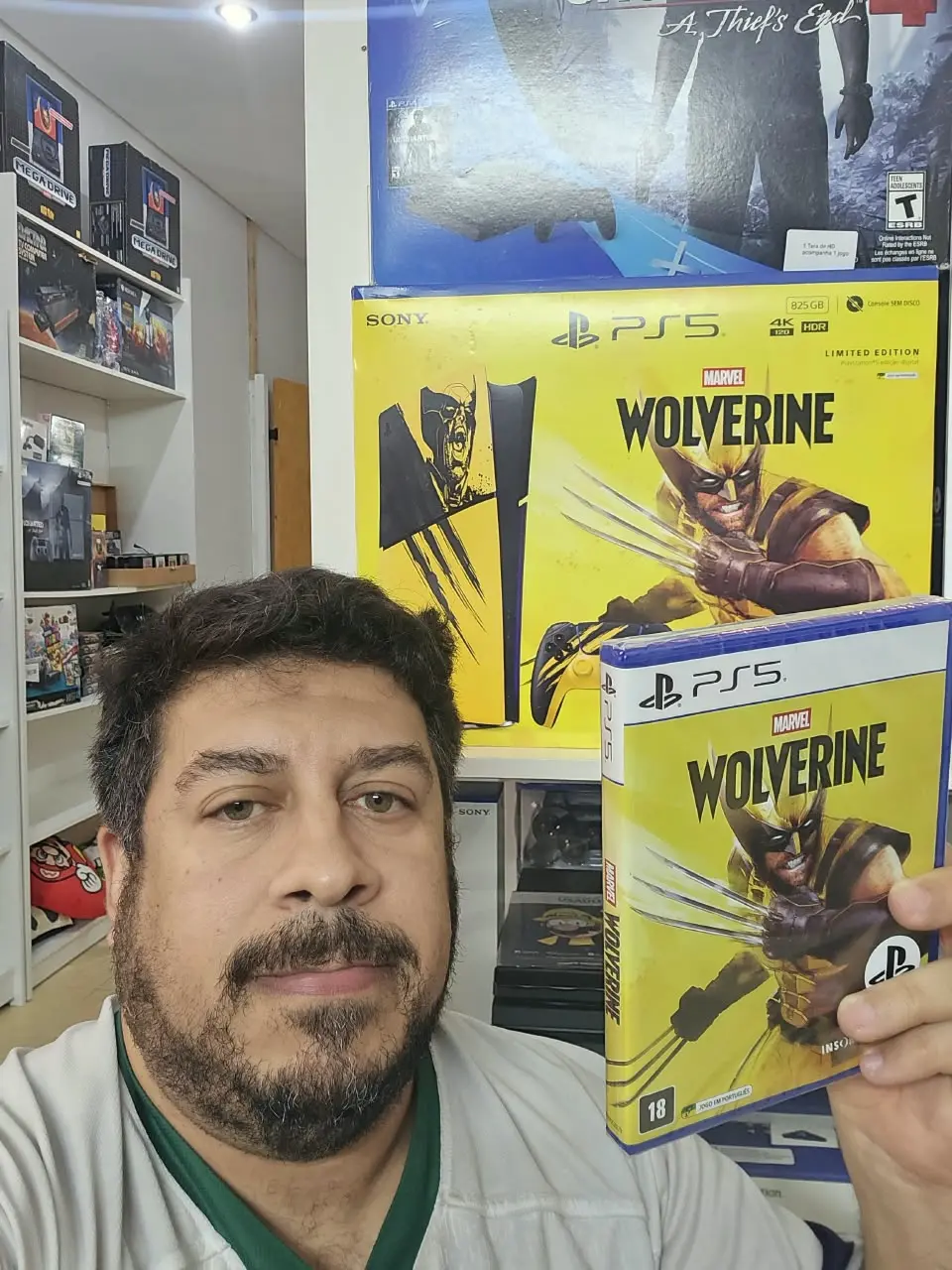 Lojista da Zakoldgamers em sua loja